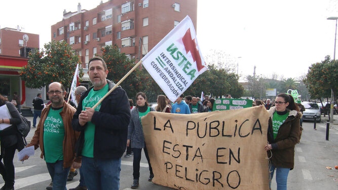 Manifestación por la educación pública, ayer, en La Fuensanta.