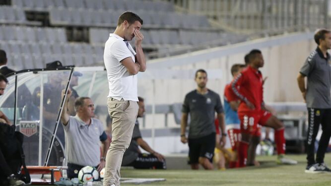 El técnico blanquiverde Luis Carrión se muestra cariacontecido durante el partido ante el Nàstic.