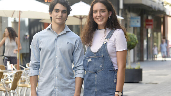 Francisco Javier Urrios y Celia Jiménez ayer en la calle José Cruz Conde.