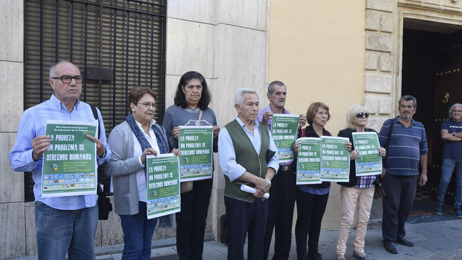Miembros de la Asociación Andaluza de Barrios Ignorados protestan ante la Delegación de la Junta.
