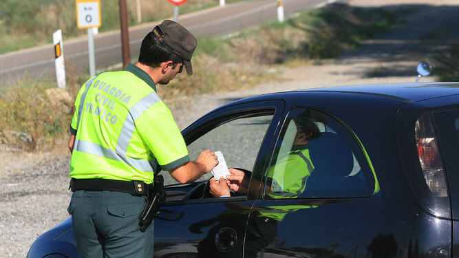 Un agente de la Guardia Civil durante una inspección de tráfico.