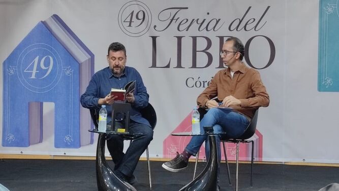 Mario Cuenca lee un fragmento de 'Aurora Q.' junto a José María Martín.